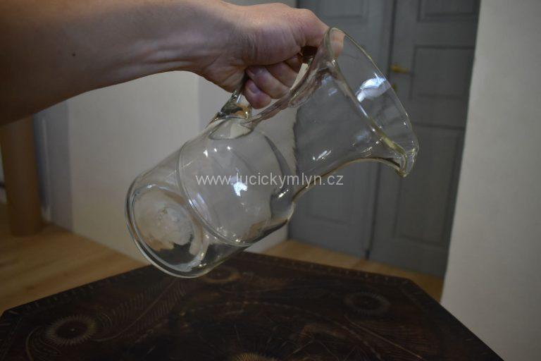 Vysoký starožitný džbán z ručně foukaného skla