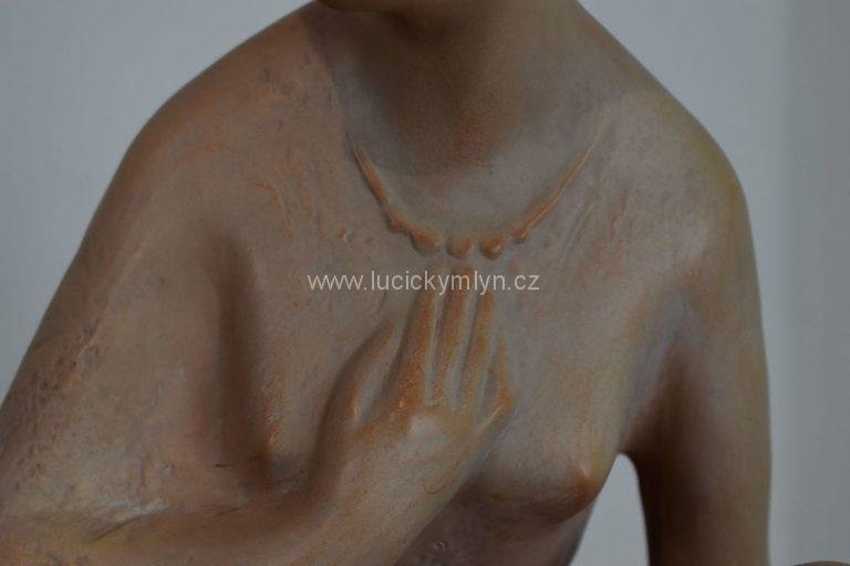 Větší RETRO soška – ženský akt z keramiky