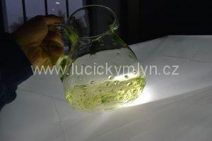 Působivý džbán z uranového skla