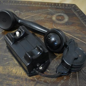 Nástěnný retro telefon z černého bakelitu