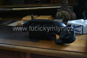 Nástěnný retro telefon z černého bakelitu