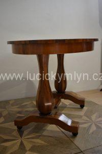 Luxusní ořechový psací stůl
