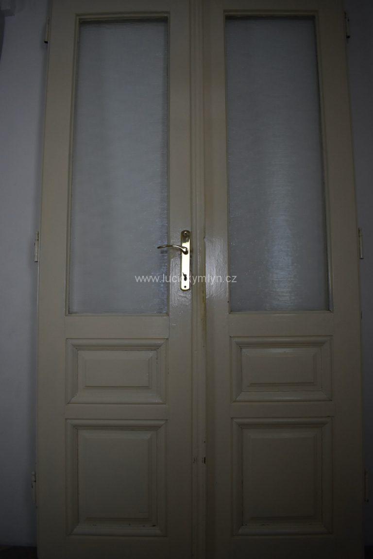 Dvoukřídlé starožitné dveře