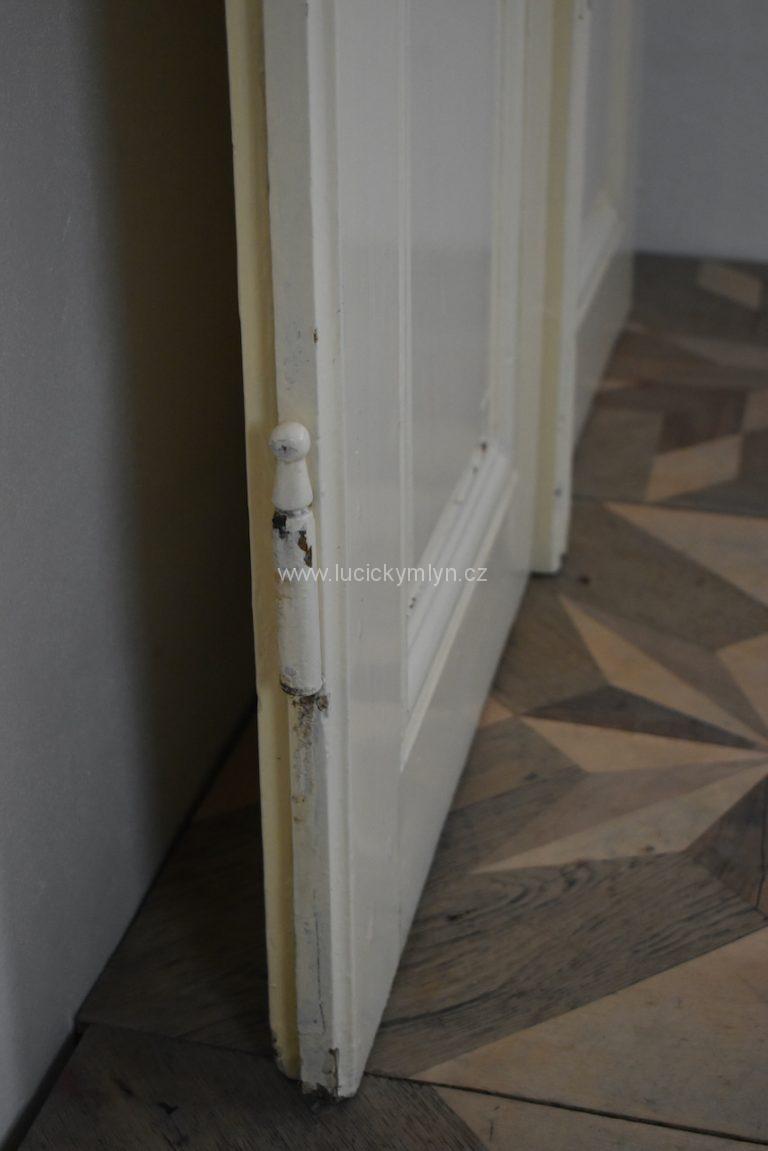 Dvoukřídlé starožitné dveře