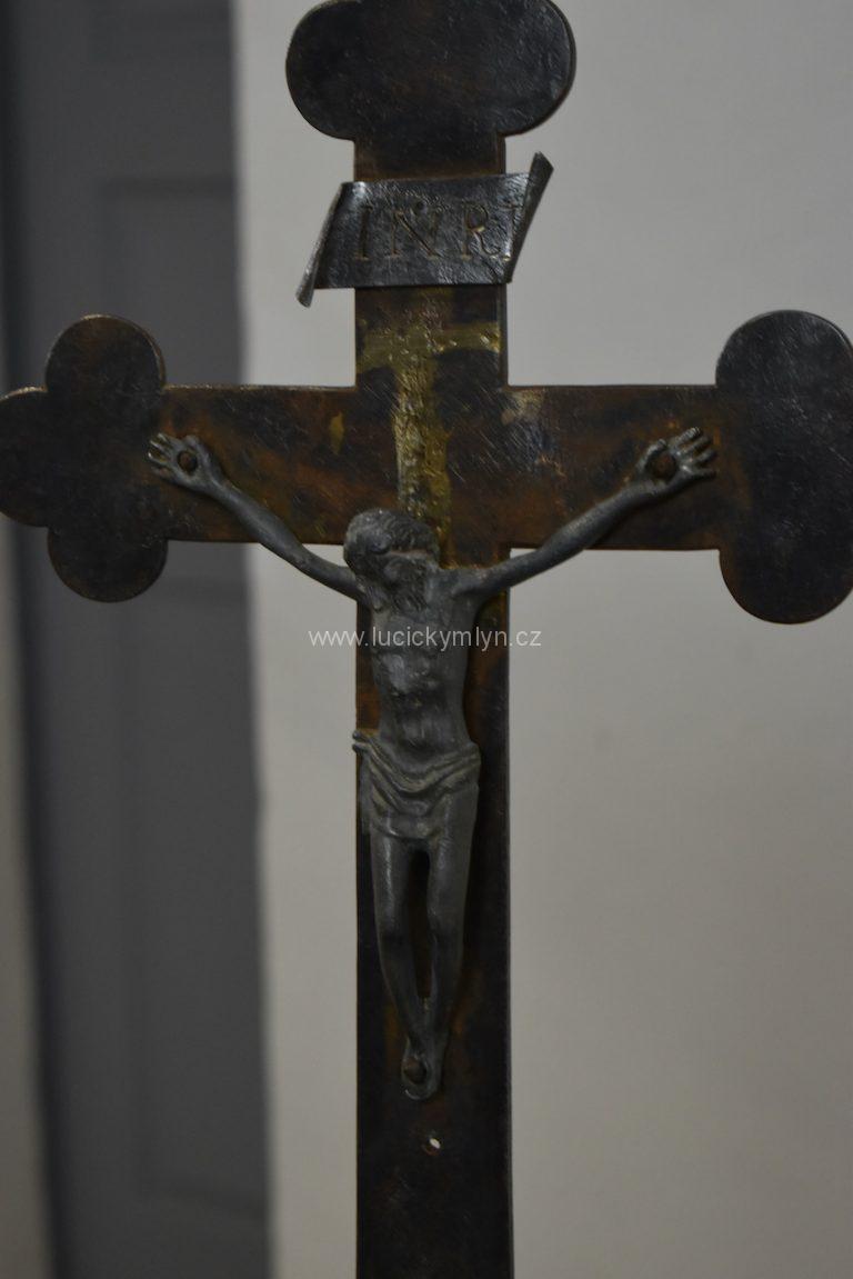 Barokní křížek s Kristem datovaný 1764