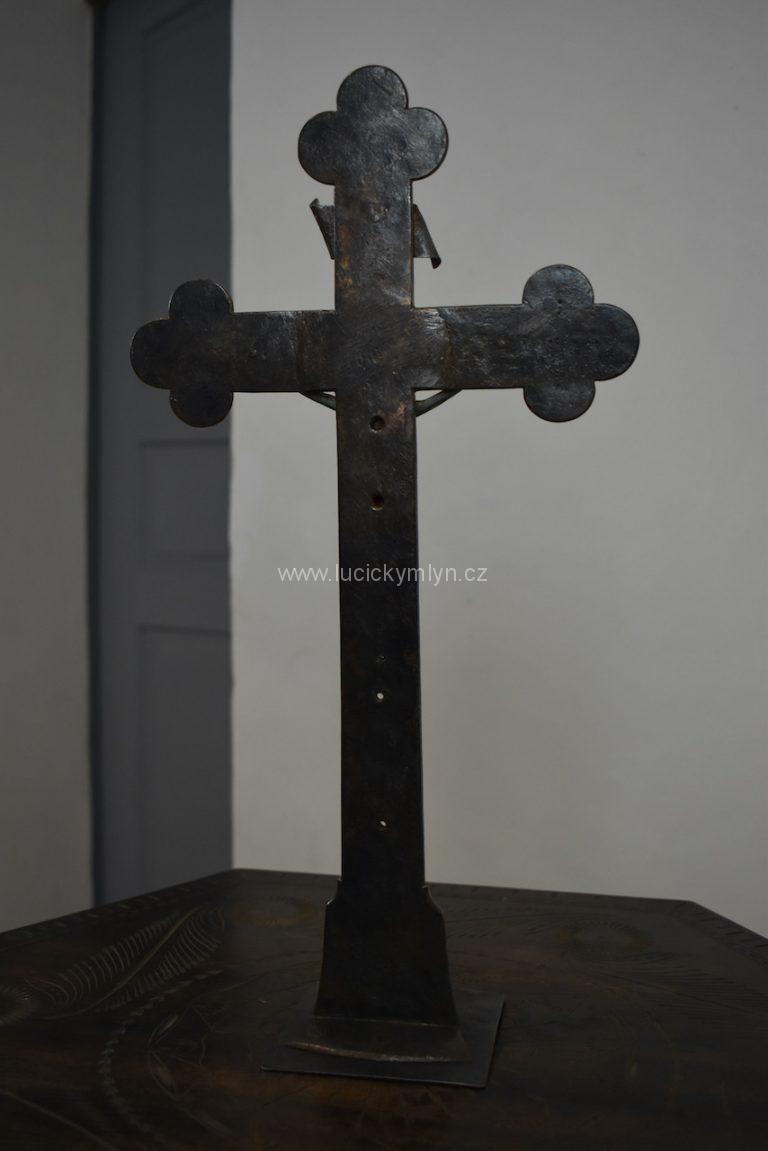 Barokní křížek s Kristem datovaný 1764