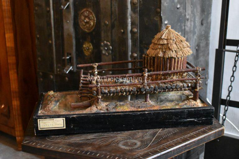 Model představující raně středověkou kolovou stavbu