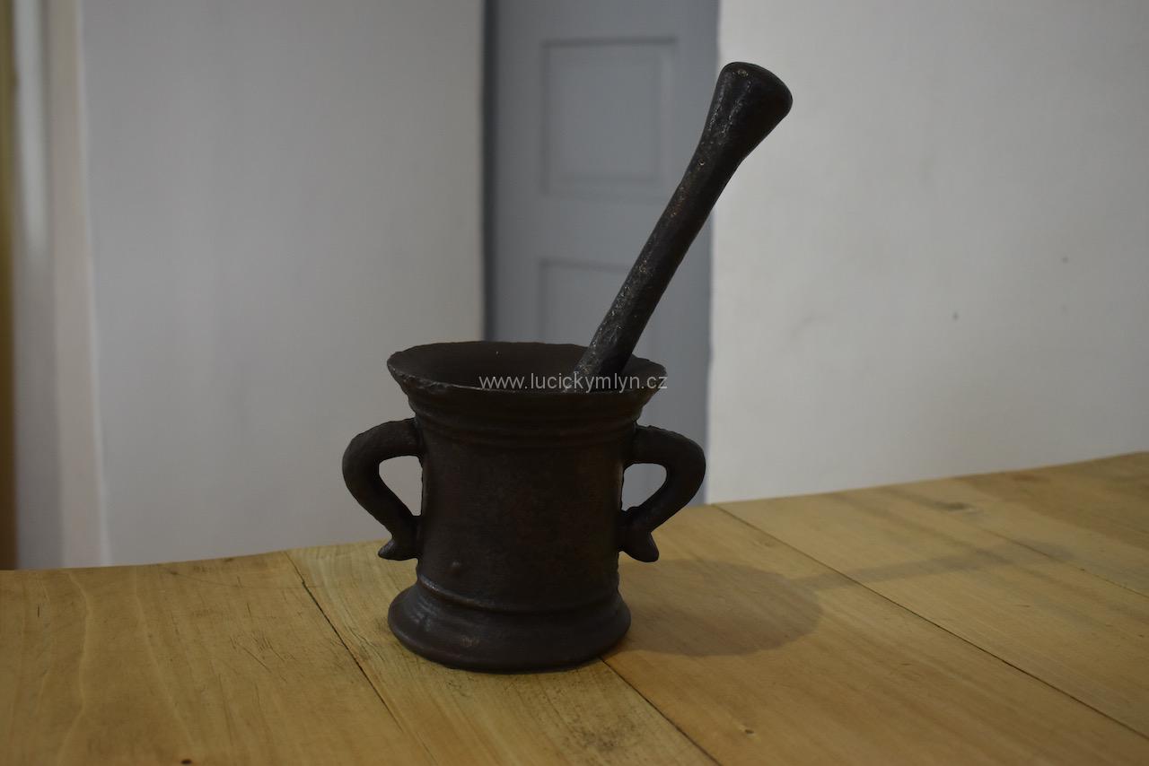 Archaicky tvarovaný litinový hmoždíř ze 16. či 17. stol. Archaicky tvarovaný litinový hmoždíř ze 16. či 17. stol.