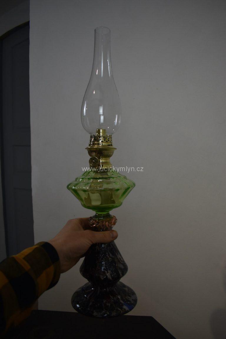 Krásně propracovaná petrolejová lampa
