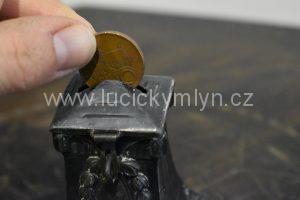 Krásná a starožitná secesní kasička na kovové mince