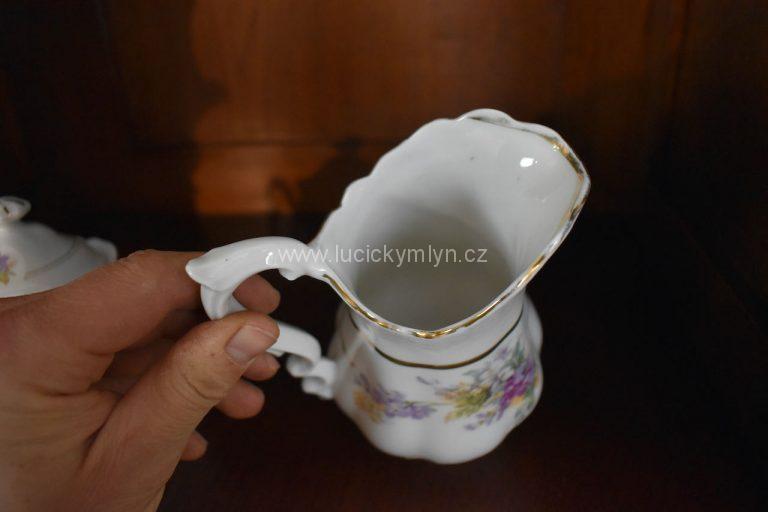 Romanticky ztvárněný čajový porcelán