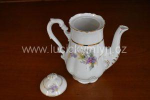Romanticky ztvárněný čajový porcelán
