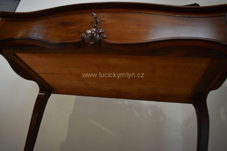 Dámský psací stolek v neorokokovém stylu