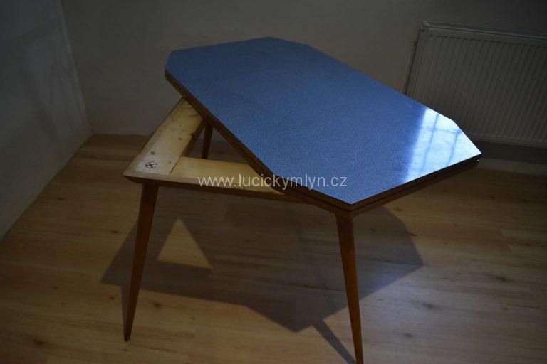 Praktický retro stůl s atypickou rozklápěcí deskou