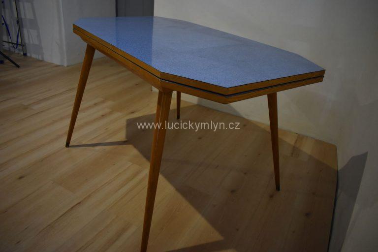 Praktický retro stůl s atypickou rozklápěcí deskou