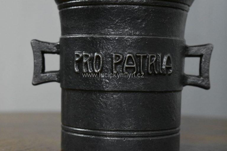 Starožitný litinový hmoždíř z období l. světové války s nápisem PRO PATRIA