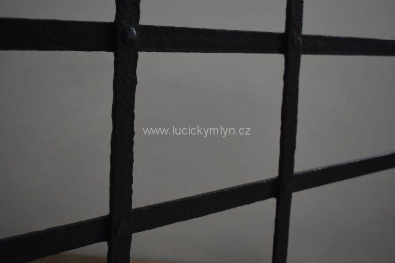 Starožitné ocelové okenní mříže