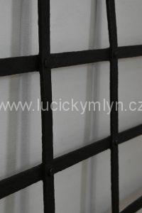 Starožitné ocelové okenní mříže