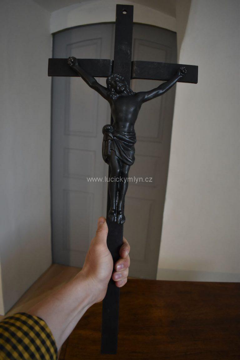Litinové tělo Ježíše Krista na kovaném křížku