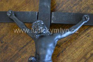 Litinové tělo Ježíše Krista na kovaném křížku