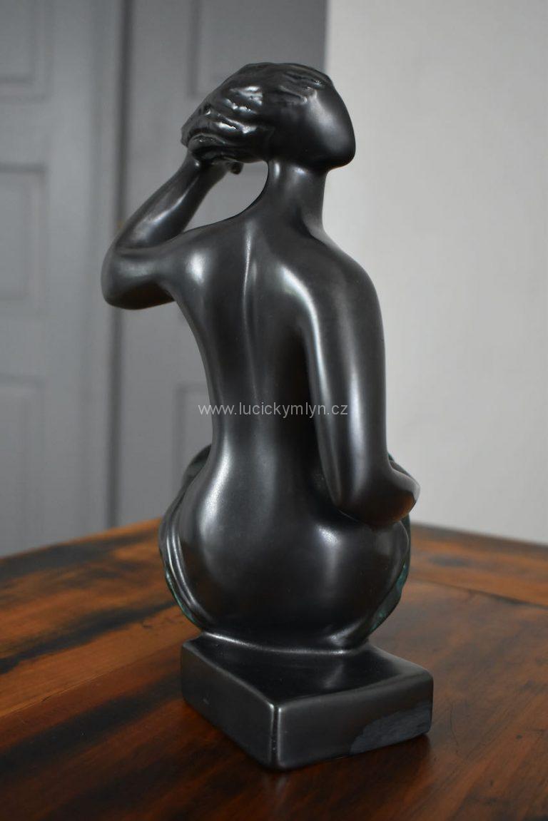 Modernistická retro soška – sedící žena s osuškou