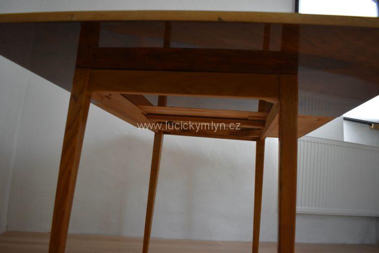 Praktický retro stůl s rozklápěcí deskou