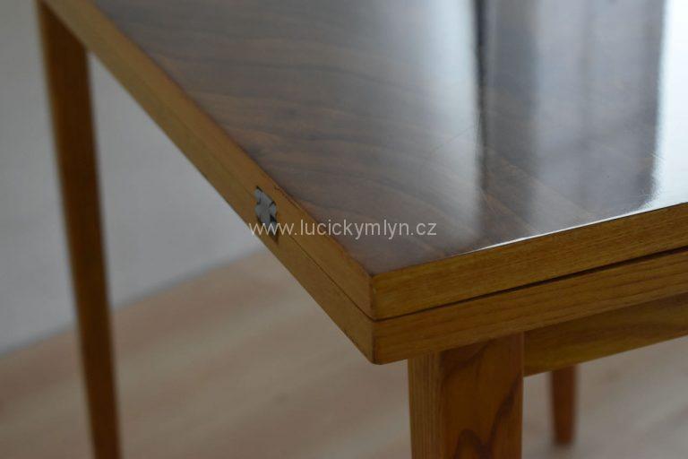 Praktický retro stůl s rozklápěcí deskou