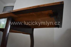 Starožitný rozkládací jídelní stůl byl vyroben převážně z třešňového dřeva, okolo roku 1870