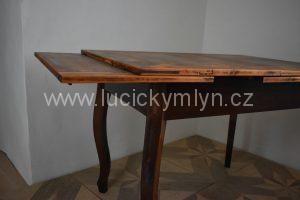 Starožitný rozkládací jídelní stůl byl vyroben převážně z třešňového dřeva, okolo roku 1870