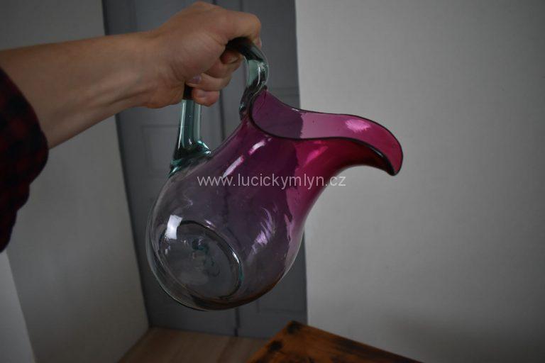 Hezky tvarovaný a barevně tónovaný starožitný džbán z foukaného skla