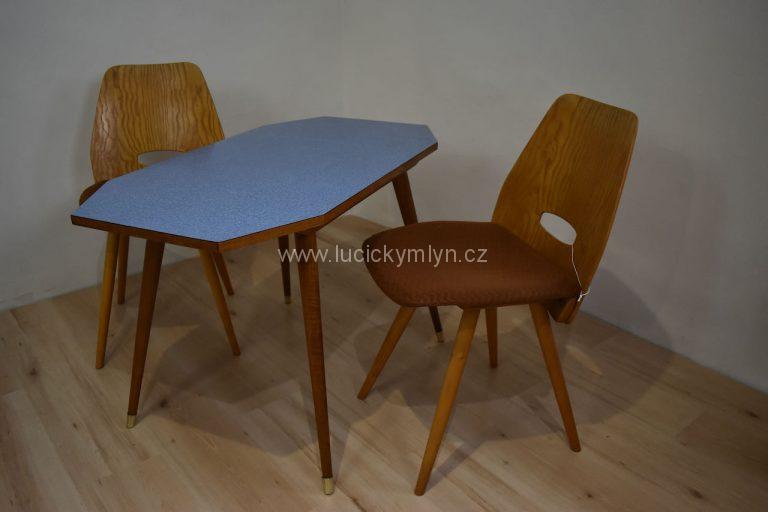 Praktický retro stolek s omyvatelným umakartem