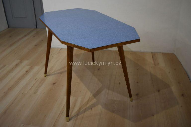 Praktický retro stolek s omyvatelným umakartem