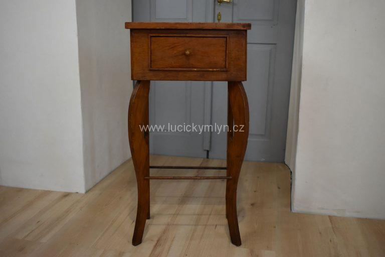 Starožitný stolek z období biedermeieru (po roce 1835) v původní fládrované povrchové úpravě