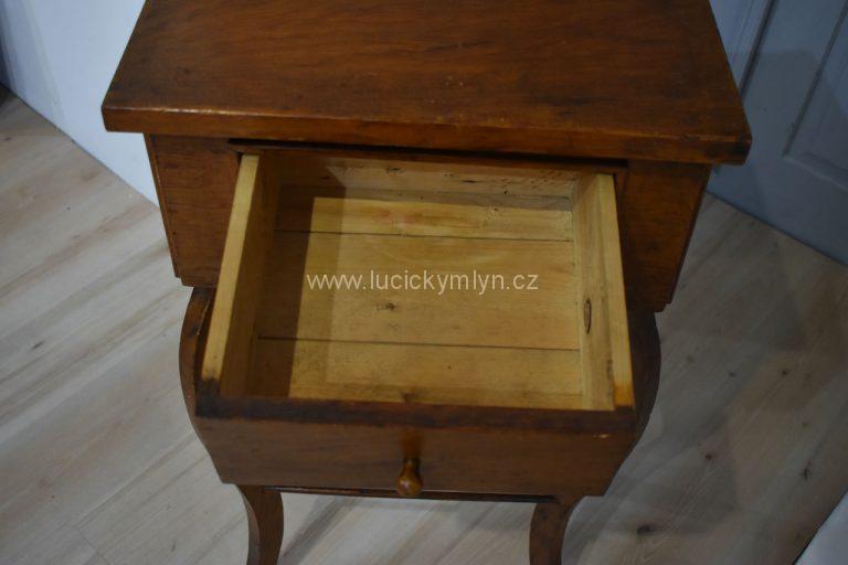 Starožitný stolek z období biedermeieru (po roce 1835) v původní fládrované povrchové úpravě