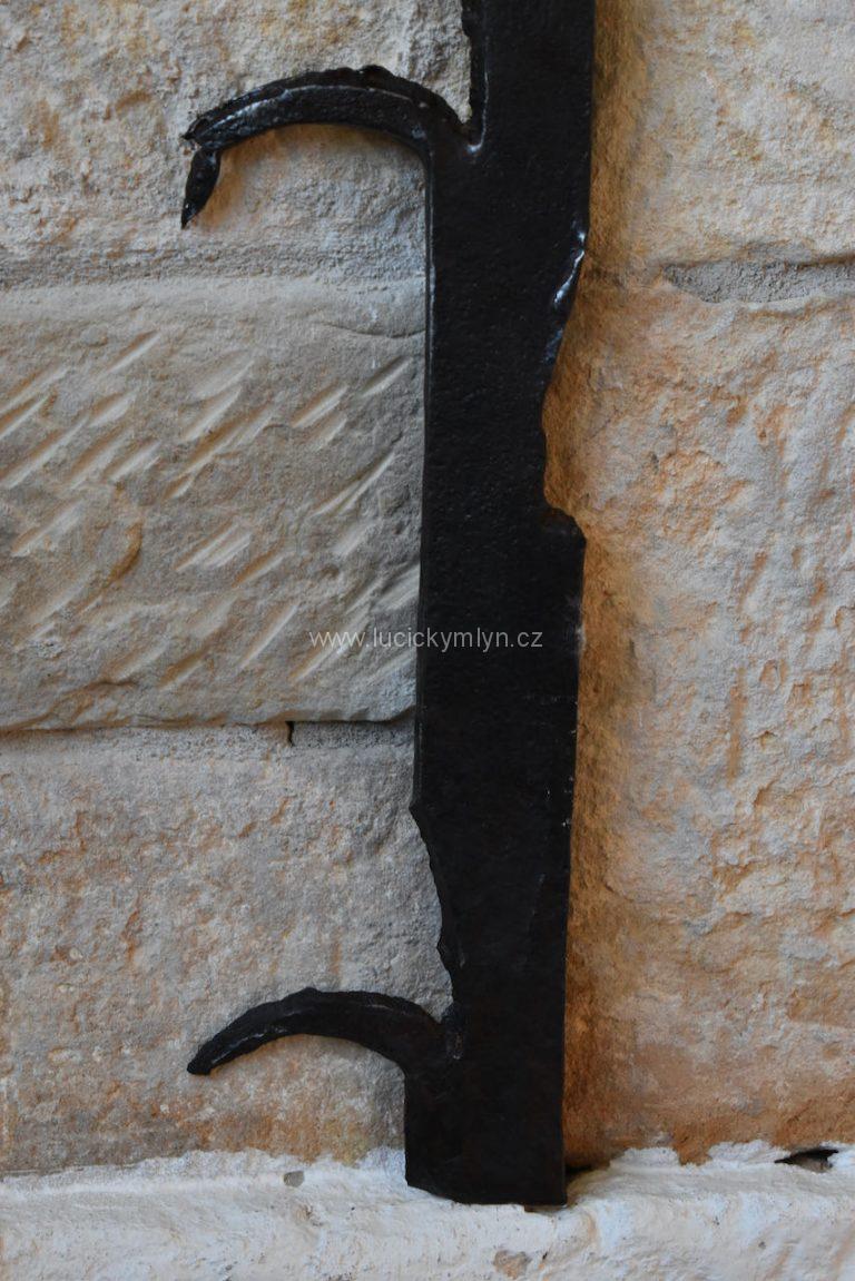 Starožitná, ručně kovaná, bezpečnostní mříž z období okolo roku 1800
