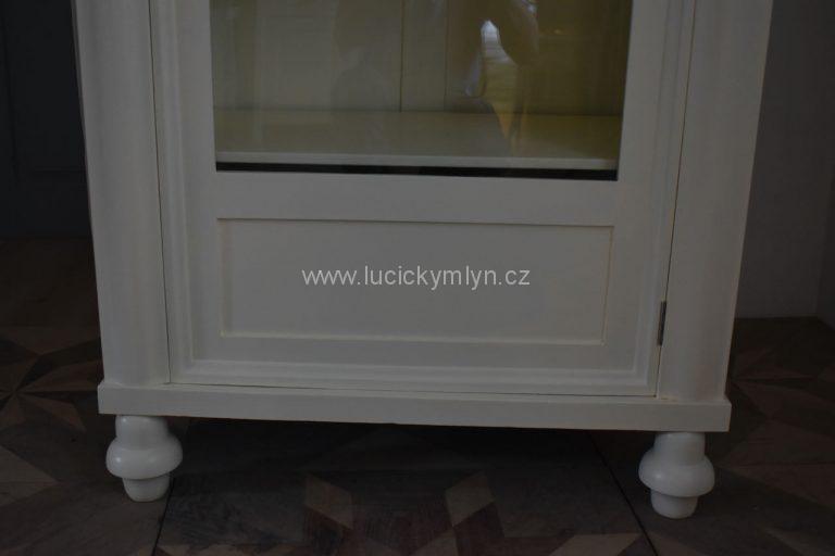 Starožitná prosklená vitrina v oblíbeném bílém nátěru
