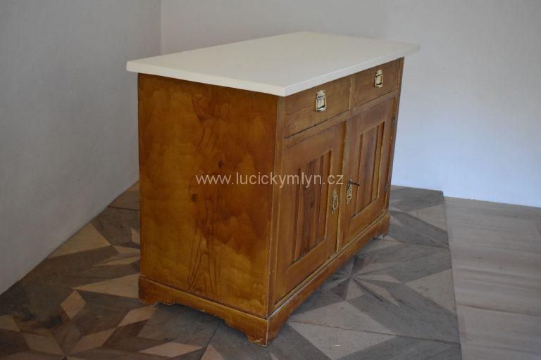 Starožitná úložná skříňka v secesním stylu, tzv. spodek z počátku 20. stol.