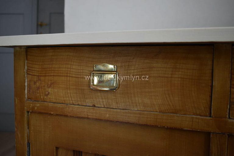 Starožitná úložná skříňka v secesním stylu, tzv. spodek z počátku 20. stol.