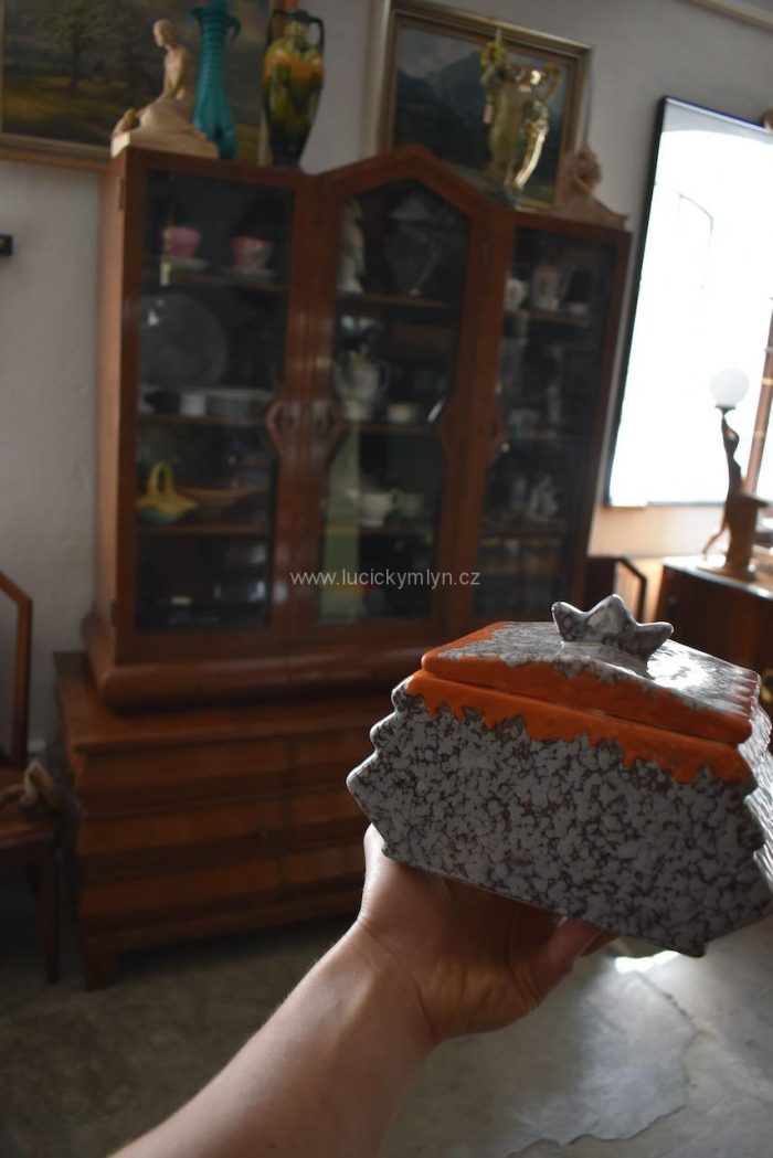 Vkusná prvorepubliková dóza z glazované keramiky v působivém kubizujícím stylu