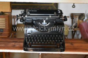 Starožitný psací stroj z první poloviny 20. stol. s méně čitelným označením výrobce Olympia