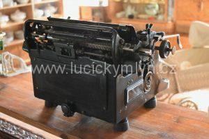 Starožitný psací stroj z první poloviny 20. stol. s méně čitelným označením výrobce Olympia