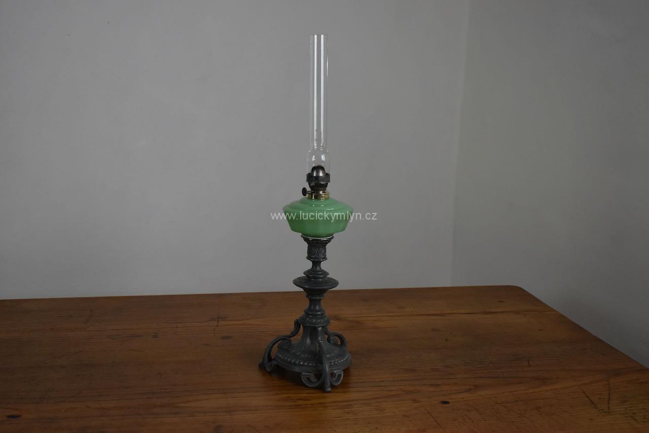 Nevšední starožitná petrolejová lampa Nevšední starožitná petrolejová lampa