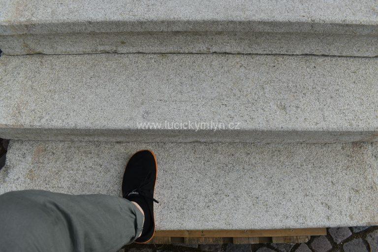 Romantické kamenné schody, staré více jak 100 let, vyrobené z masivní žuly - 12 ks