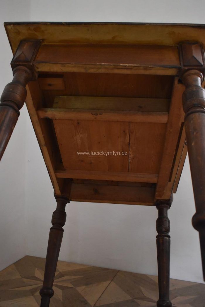 Starý soustružený neobarokní stůl