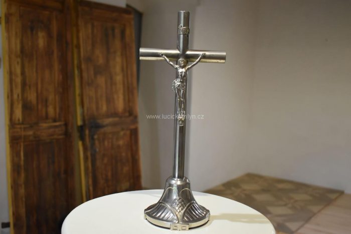 Niklovaný stojací krucifix