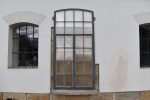 Historické industriální obloukové okno