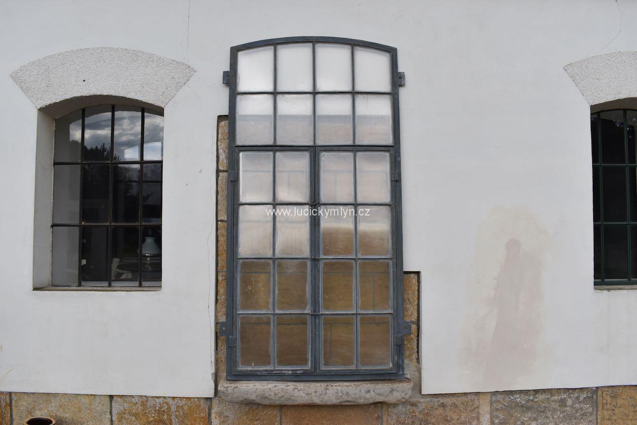 Historické industriální obloukové okno Historické industriální obloukové okno
