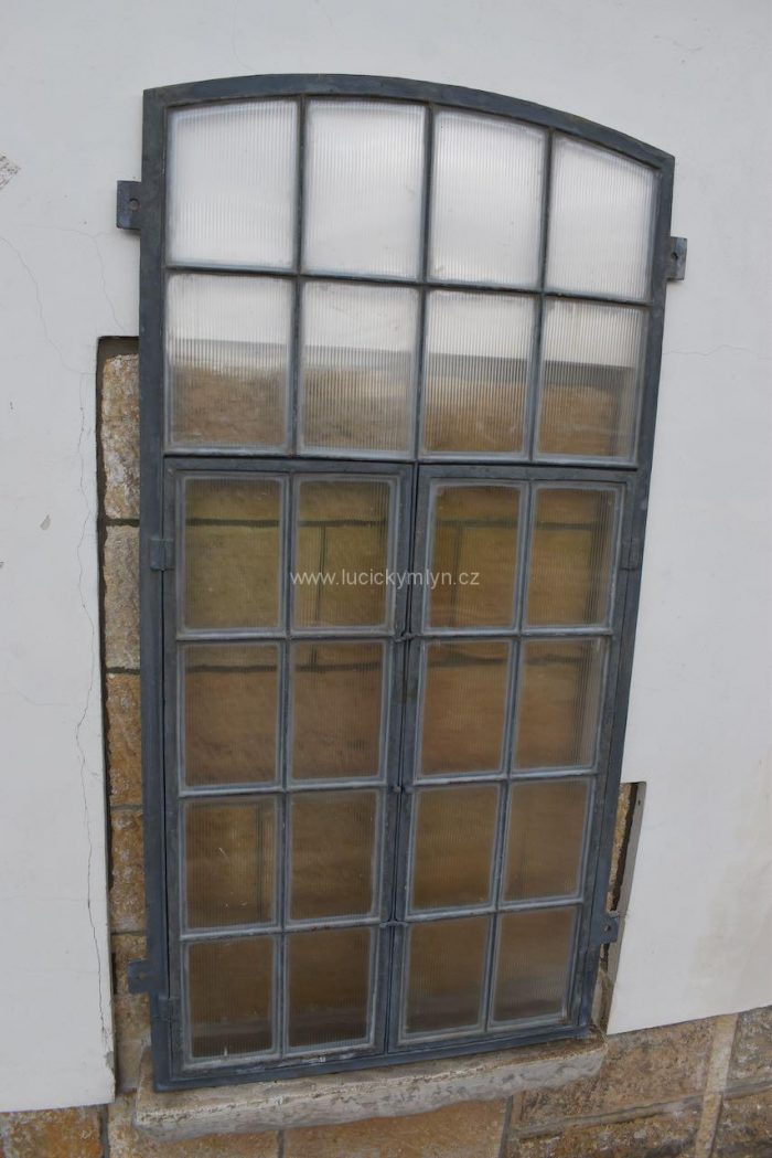 Historické industriální obloukové okno