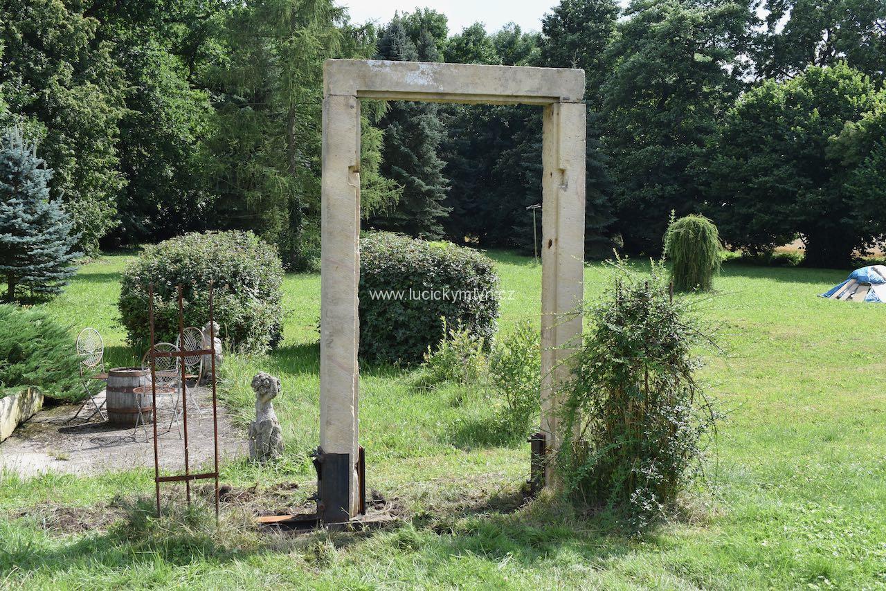 Původní vysoké kamenné ostění (futra) z druhé poloviny 19. stol. Původní vysoké kamenné ostění (futra) z druhé poloviny 19. stol.