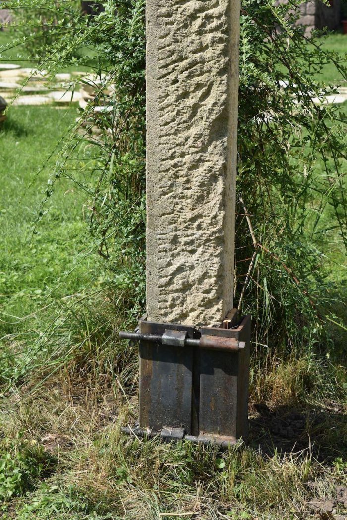 Původní vysoké kamenné ostění (futra) z druhé poloviny 19. stol.